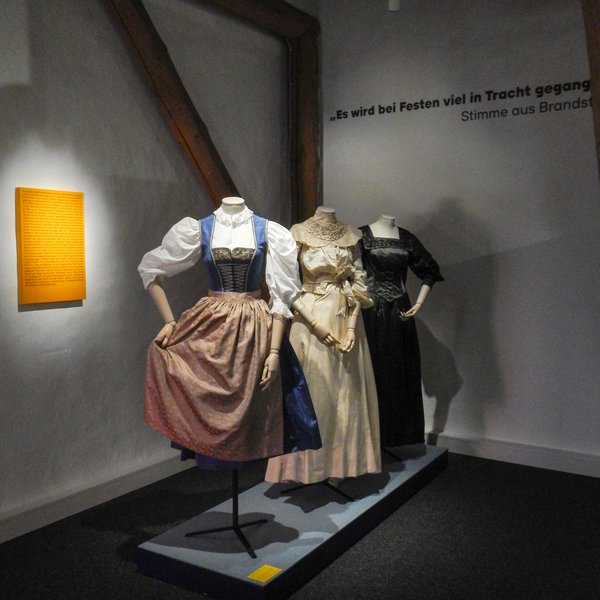 Ausstellung: Kleider im Raum der konstruierten Identitaet (c) Laura_Jurcevic