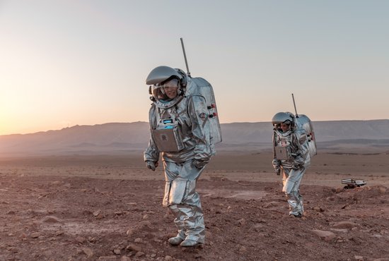 Zwei Analog-Astronautinnen in der Israelischen Wüste