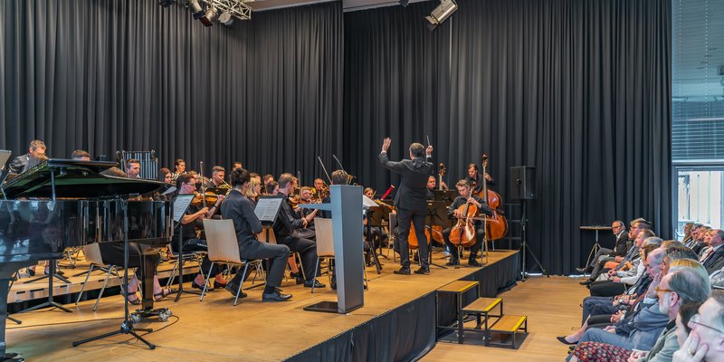 Musizierendes Orchester vor Publikum 