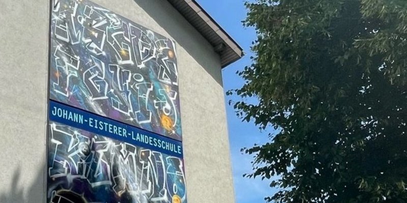 Graffiti-Kunstprojekt an der Außenfassade der Johann-Eisterer-Landesschule