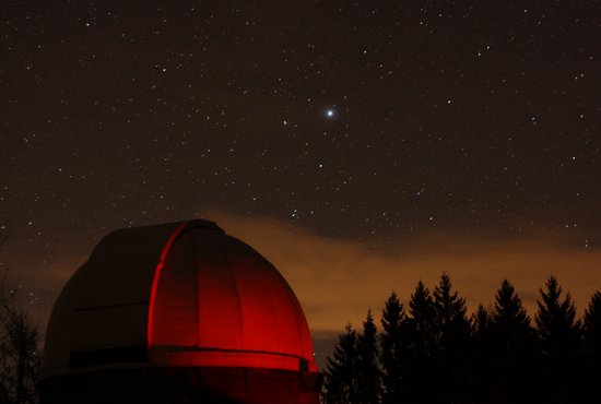 Sternwarte Gahberg, im Hintergrund Sternenhimmel