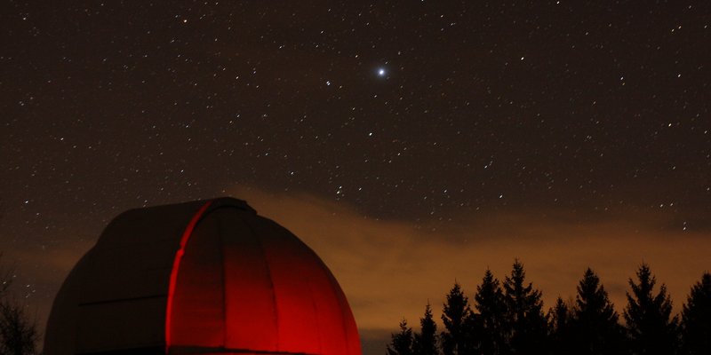 Sternwarte Gahberg, im Hintergrund Sternenhimmel