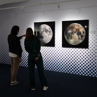 Ausstellungsansicht mit Fotografien des Mondes