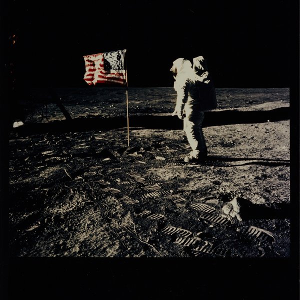 Edwin "Buzz" Aldrin mit der US-Flagge, Mission "Apollo 11", 20. Juli 1969