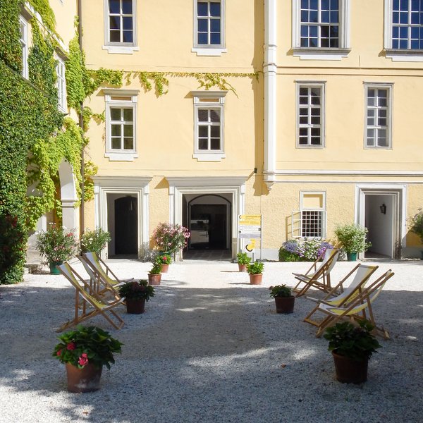 Eingang zur Ausstellung "DAS WIR IM ICH" im Schloss Starhemberg (c) Laura Jurcevic