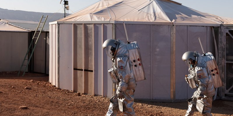 Zwei Analog-Astronaut:innen in der Israelischen Wüste
