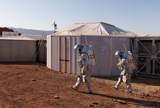 Zwei Analog-Astronaut:innen in der Israelischen Wüste